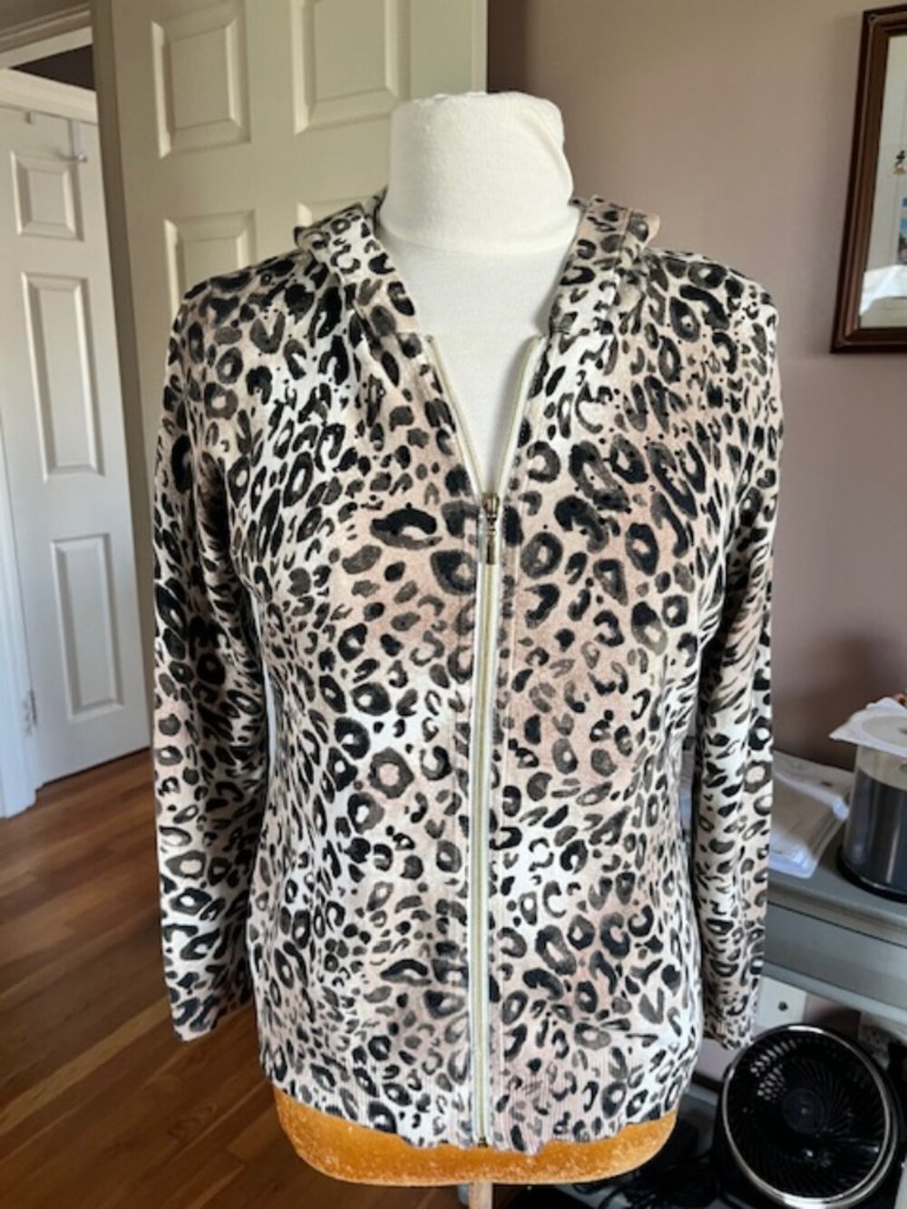 Chicos Zenergy Sweater Size 0 (SM) - Leopard Print Long Sleeve Sweater
